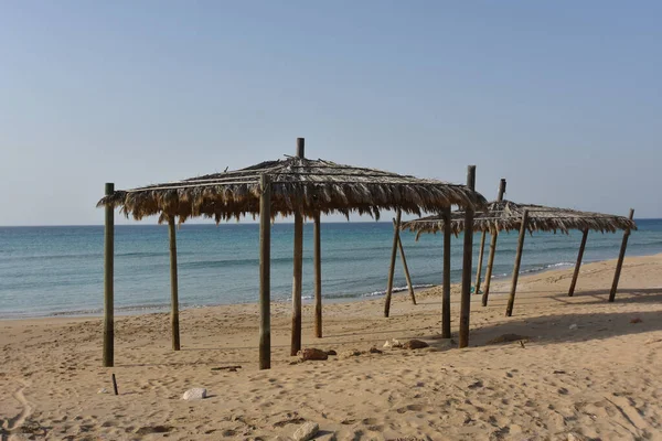 Декоративные Пальмовые Зонтики Пляже Белым Песком — стоковое фото