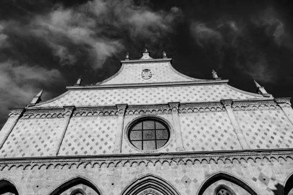 Gråskala Bild Katedralen Santa Maria Annunciata Den Mörkblå Himlen Bakgrund — Stockfoto