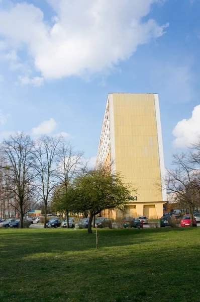 Poznan Polen März 2014 Geparkte Autos Vor Einem Wohnblock Einem — Stockfoto