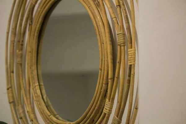 Ένα Κοντινό Πλάνο Ενός Διακοσμητικού Ξύλινου Καθρέφτη — Φωτογραφία Αρχείου