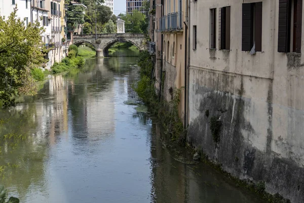 Wąska Rzeka Otoczona Starymi Budynkami Mieszkalnymi Zielenią Padwa Włochy — Zdjęcie stockowe