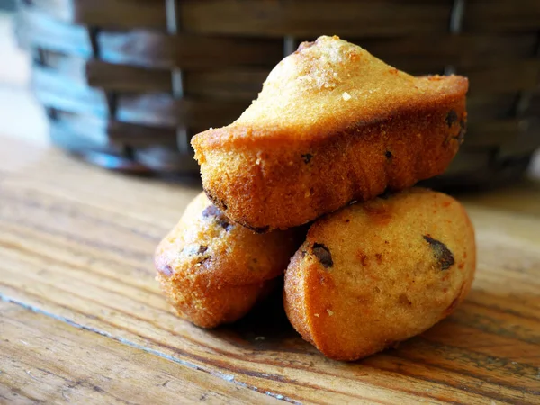 Três Muffins Doces Frescos Uma Mesa Madeira — Fotografia de Stock