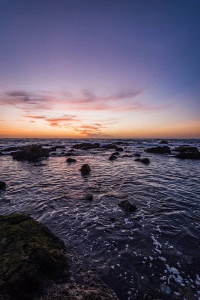 Una Bella Vista Dei Cieli Colorati Durante Tramonto Sulle Pietre — Foto Stock