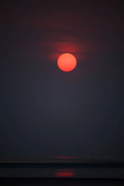 Une Vue Sur Soleil Rouge Qui Brille Crépuscule Sur Mer — Photo