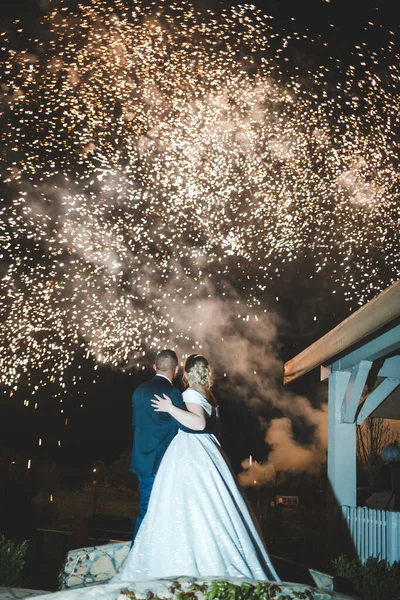 Plan Vertical Beau Couple Mariage Sur Fond Feu Artifice — Photo