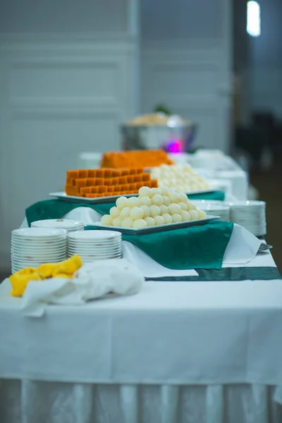 Una Toma Vertical Caramelos Sabor Dulce Servidos Plato Blanco —  Fotos de Stock