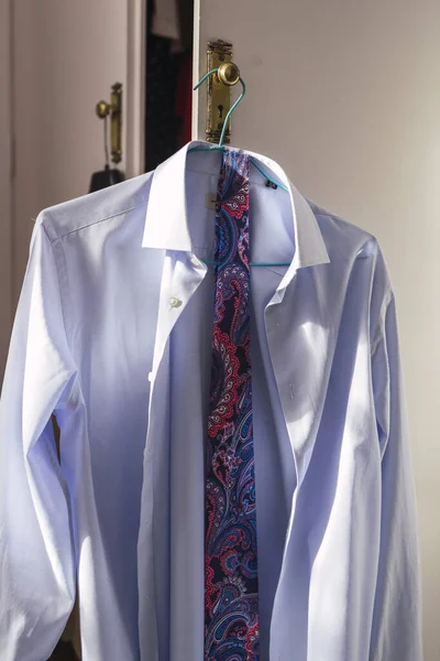 Een Verticaal Shot Van Een Blauw Shirt Met Stropdas Hangend — Stockfoto