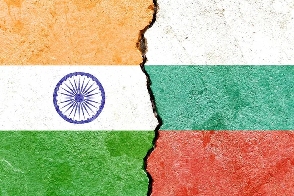 Концепція Політичного Конфлікту Індія Болгарія Прапори Зламаному Фоні Стіни — стокове фото