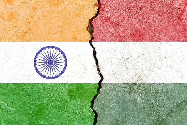 Прапори Індії Угорщини Зламаній Стіні Міжнародні Політичні Відносини Або Конфлікт — стокове фото