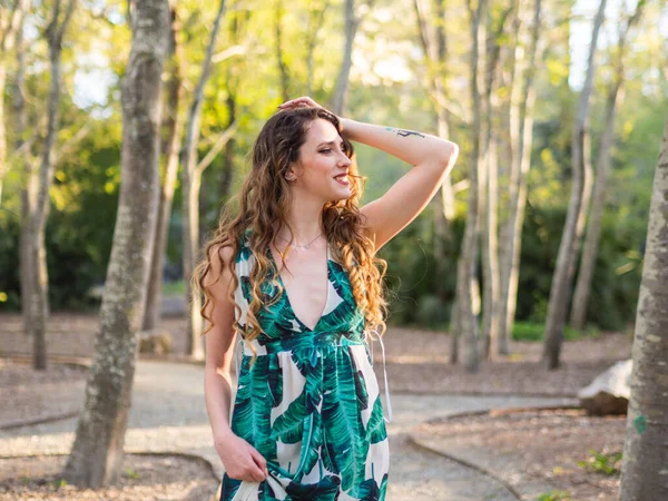 Uma Jovem Mulher Europeia Alegre Posando Parque Ensolarado Primavera — Fotografia de Stock