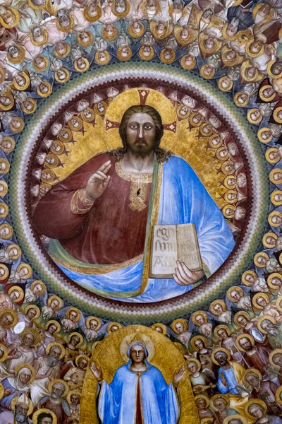聖マリア アスンタ大聖堂の聖書のフレスコ画の垂直ショットジュスト メナブーイ — ストック写真