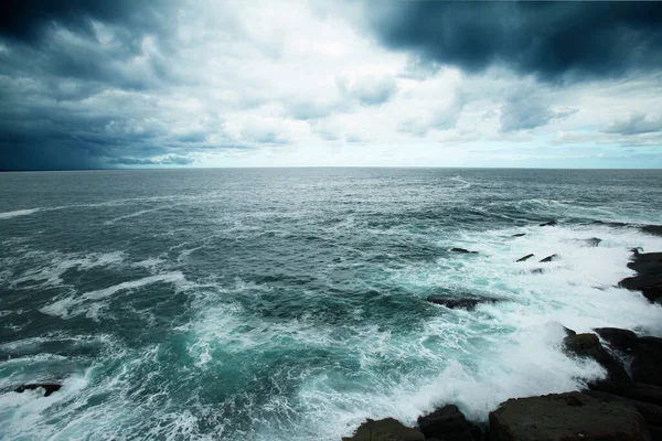 Uma Vista Panorâmica Ondas Fortes Atingindo Uma Costa Rochosa Sob — Fotografia de Stock