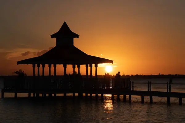 Een Paviljoen Een Pier Bij Zonsondergang — Stockfoto