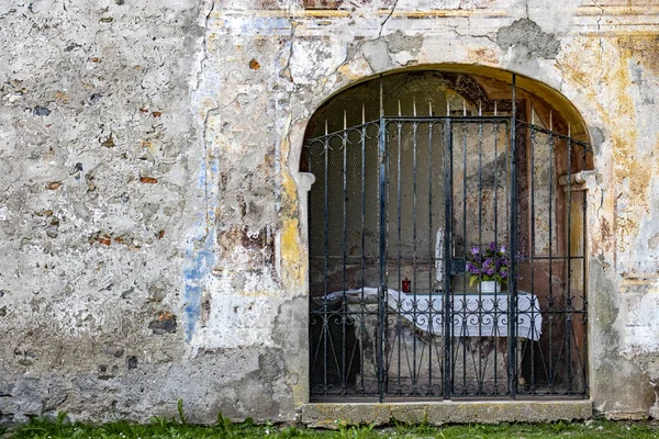 一座有金属网的老房子的风化墙 意大利伦巴第中世纪古村落科内洛 — 图库照片