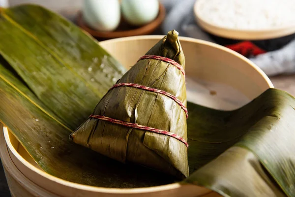 Primer Plano Zongzi Una Hoja Tazón Con Fondo Borroso — Foto de Stock