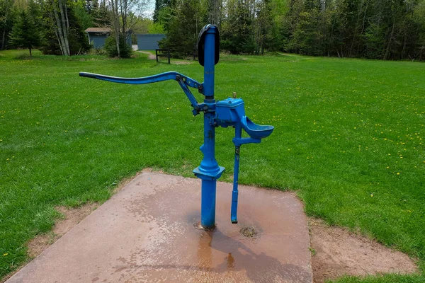 Синий Ручной Насос Воды Колодца Зеленом Поле — стоковое фото