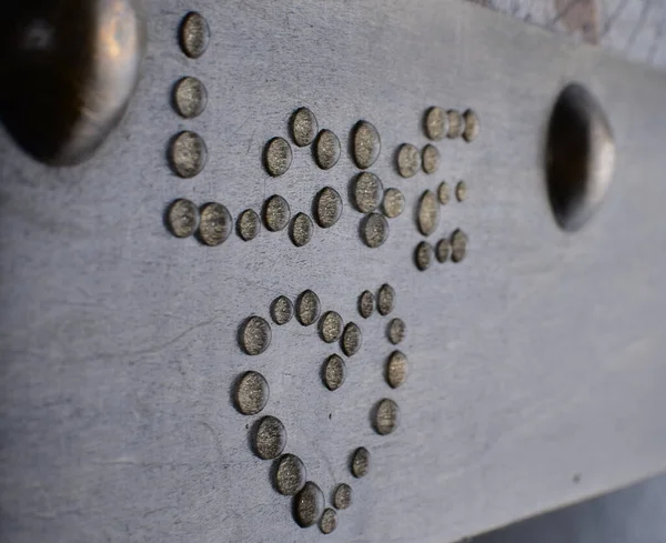 Close Pequenos Pontos Forma Coração Palavra Amor Uma Superfície Madeira — Fotografia de Stock