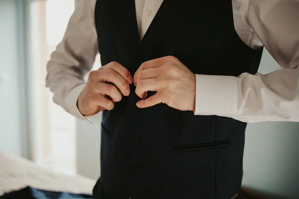 Noivo Apertando Botão Seu Colete Preparando Para Seu Casamento — Fotografia de Stock