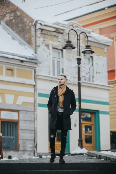 Sokak Lambası Arka Planında Kahverengi Atkısı Olan Kafkas Modasına Uygun — Stok fotoğraf