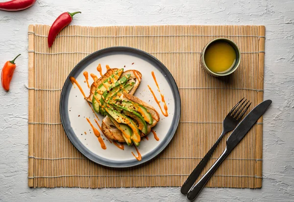 Överblick Över Läcker Avokado Toast Täckt Kryddig Sås Vit Tallrik — Stockfoto