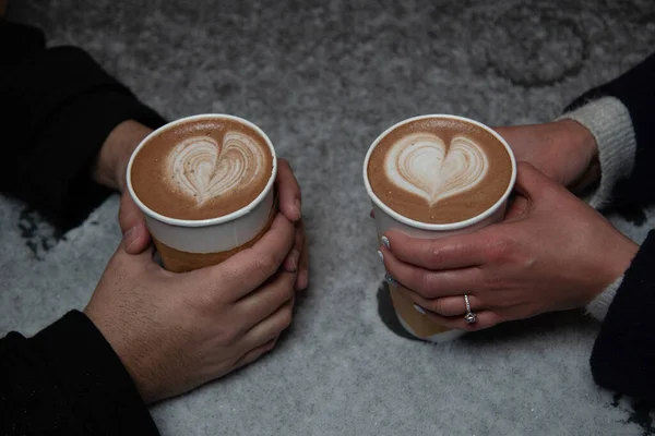 Nahaufnahme Von Ein Paar Händen Mit Kaffee — Stockfoto