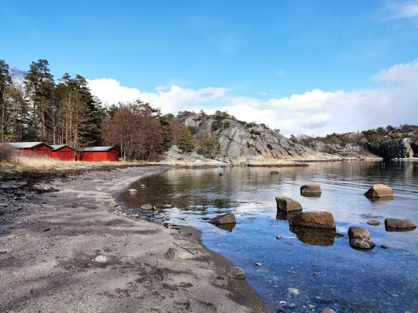Piaszczysta Plaża Ranvika Norwegia Spotykająca Morze Drzewami Skalistymi Wzgórzami Czerwonymi — Zdjęcie stockowe
