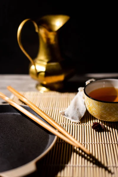 中国の伝統的な茶道のアレンジの垂直ショット — ストック写真
