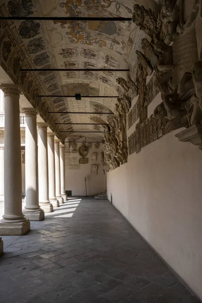 프레스코가 건물의 복도를 수직으로 이탈리아 — 스톡 사진