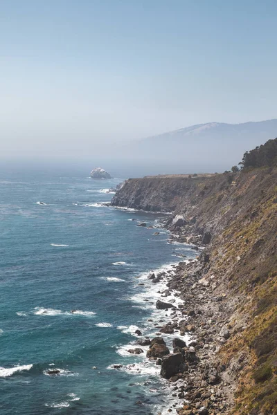 Ein Faszinierender Blick Auf Eine Wunderschöne Felsige Küste Big Sur — Stockfoto