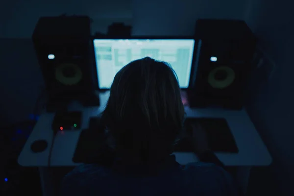 Foco Superficial Produtor Adulto Compondo Música Com Computador Uma Sala — Fotografia de Stock