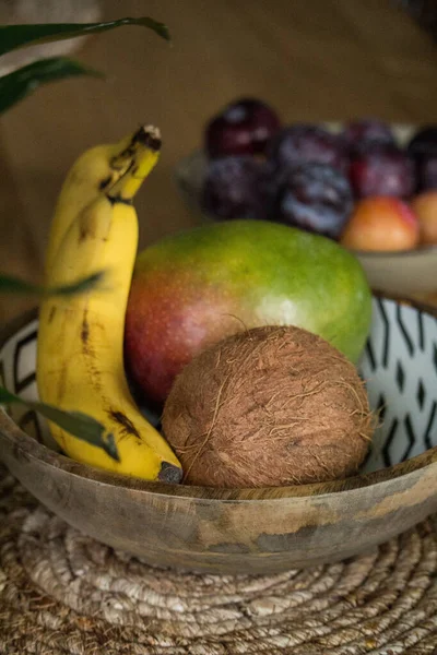 Eine Nahaufnahme Von Bananen Kokosnuss Und Mango Einer Schüssel — Stockfoto