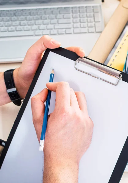 Gros Plan Mains Masculines Écrivant Rapport Sur Presse Papiers Sur Photo De Stock