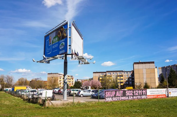 Poznan ポーランド 2016年6月10日 広告看板付きの安全な駐車場に駐車した車 — ストック写真