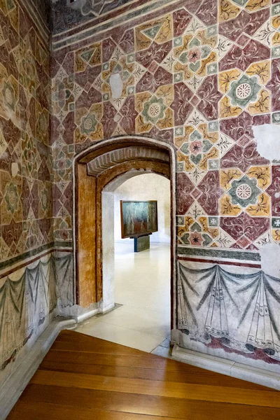 Eine Vertikale Aufnahme Der Wandkunst Des Castelvecchio Museums Italien — Stockfoto
