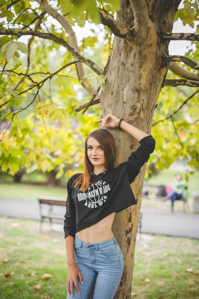 Een Jonge Brunette Kaukasische Vrouw Poseren Buurt Van Een Boom — Stockfoto