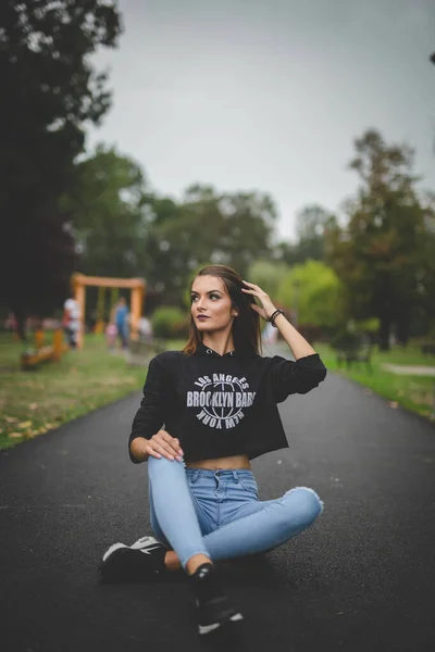 Een Jonge Aantrekkelijke Blanke Vrouw Jeans Een Zwart Shirt Weg — Stockfoto