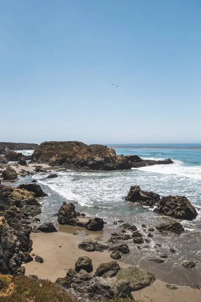 Kaliforniya Big Sur Güzel Kayalık Bir Sahilin Dikey Çekimi — Stok fotoğraf