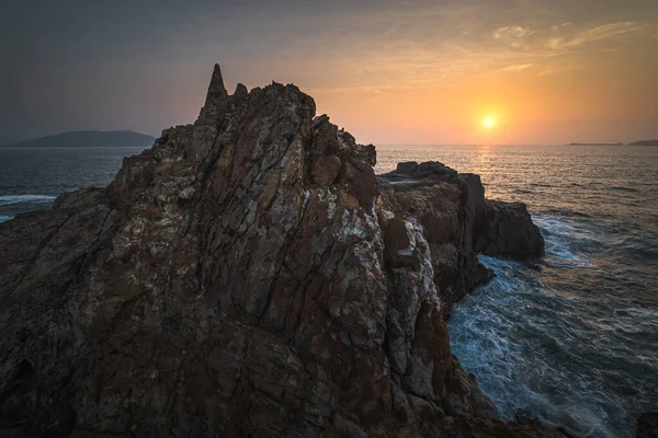 無限の海の上に夕日の空の背景にある崖の美しいショット — ストック写真