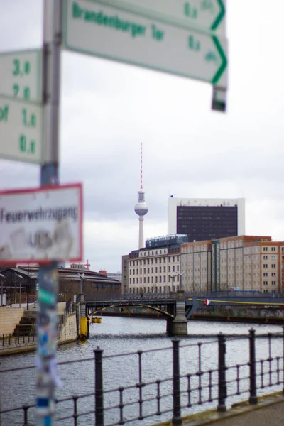 Arka Planda Berliner Fernsehturm Televizyon Kulesi Olan Bir Nehir Köprünün — Stok fotoğraf