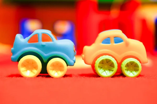 Dois Carros Brinquedo Plástico Tapete Vermelho — Fotografia de Stock