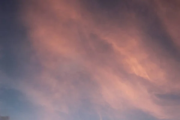 Krásný Záběr Načechraných Růžových Mraků Obloze — Stock fotografie