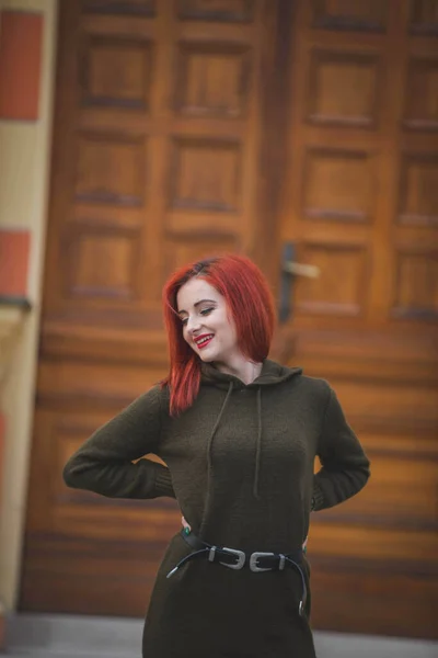 Een Aantrekkelijke Jonge Blanke Vrouw Met Rood Haar Een Groene — Stockfoto