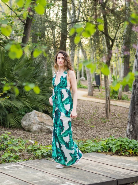 Uma Jovem Mulher Europeia Longo Vestido Ornamentado Sundress Andando Parque — Fotografia de Stock