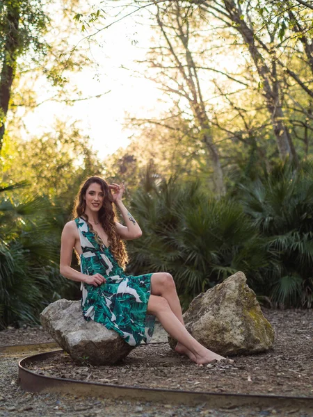 Tiro Vertical Uma Jovem Mulher Europeia Vestido Verão Com Folhas — Fotografia de Stock