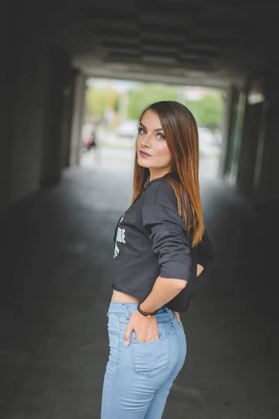 Uma Jovem Mulher Branca Atraente Vestindo Jeans Uma Camisa Preta — Fotografia de Stock