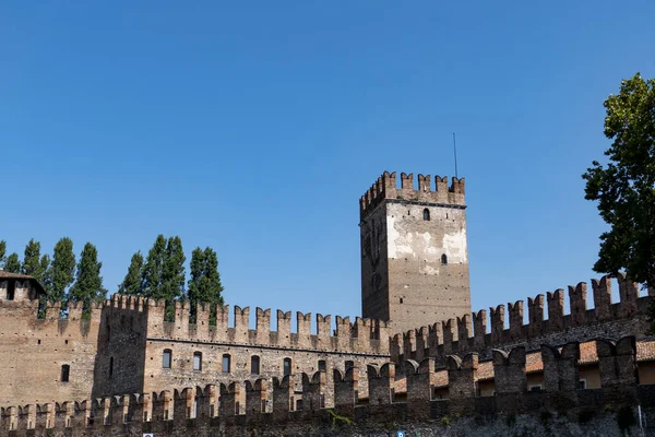 Eine Landschaft Des Castelvecchio Museums Umgeben Von Viel Grün Unter — Stockfoto
