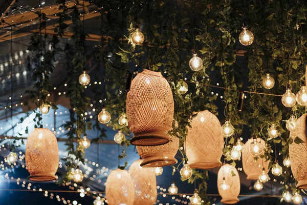 Primer Plano Algunas Luces Techo Bambú Con Algunas Pequeñas Bombillas — Foto de Stock