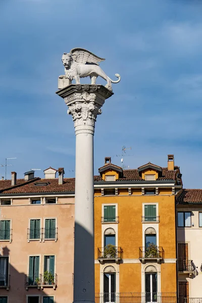 Eine Statue Eines Geflügelten Löwen Auf Der Spitze Einer Säule — Stockfoto