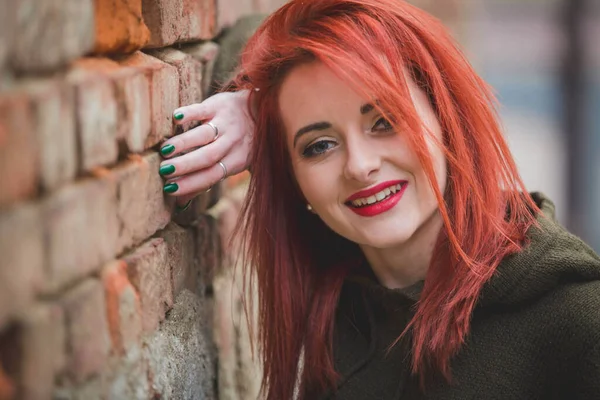 Een Aantrekkelijke Jonge Blanke Vrouw Met Rood Haar Een Groene — Stockfoto