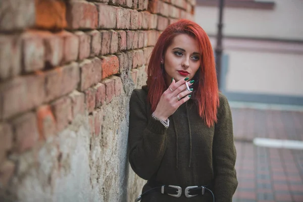 Een Roodharige Jonge Vrouw Een Prachtige Winterjurk Roken Voor Een — Stockfoto